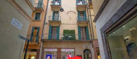 Superior-Apartment, Stadtblick | 1 Schlafzimmer, Zimmersafe, laptopgeeigneter Arbeitsplatz