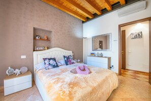 Superior-Apartment, Stadtblick | 1 Schlafzimmer, Zimmersafe, laptopgeeigneter Arbeitsplatz