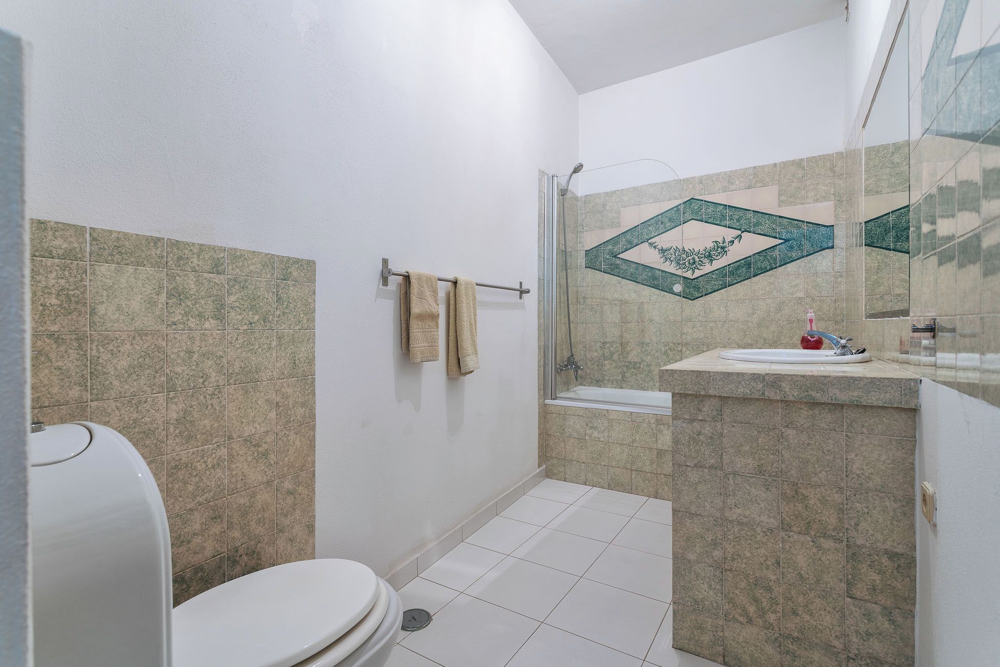 Ein Badezimmer mit Toilette, Dusche und Waschbecken.