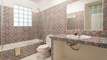 Quadruple Room | Bathroom | Towels
