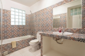 Chambre Quadruple | Salle de bain | Serviettes fournies