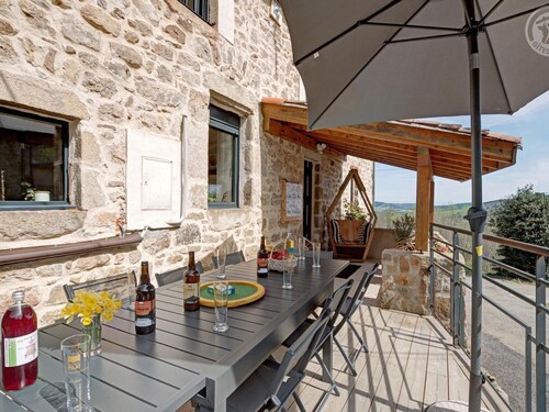 Two cozy stone cottages for 11 people with optional spa