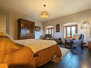 1 bedroom, bed sheets - Spacious suite with wellness, parking, wifi, in Saint-Privat-d'Allier (Saint-Privat-d'Allier)