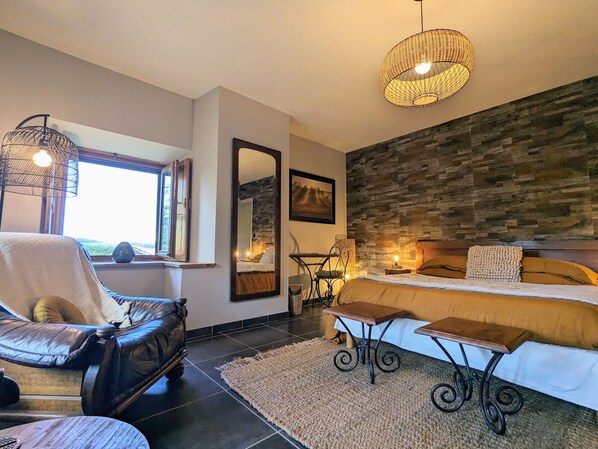 1 bedroom, bed sheets