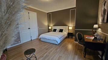 1 slaapkamer, een bureau, beddengoed