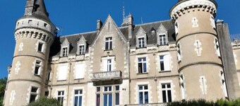 Charming Stay at Castle with Breakfast and Parking