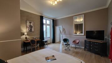 1 bedroom, desk, bed sheets