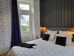 1 slaapkamer, een bureau, beddengoed