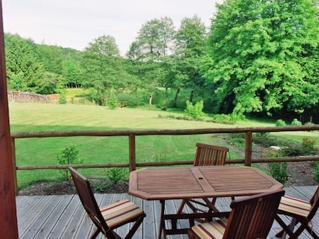 Outdoor dining. Charming Accessible Yemeni Suite in the Heart of Argonne