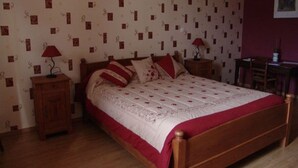 A bedroom with a wooden bed, two bedside tables with lamps, a desk, and a chair. - Stay in the heart of Joan of Arc's land with 4 unique rooms (Montigny-lès-Vaucouleurs)