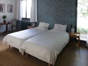 1 bedroom, bed sheets