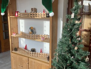 A wooden shelf with decorative items and a Christmas tree. - Charming mountain B&B rooms, pets allowed with approval (Ventron)
