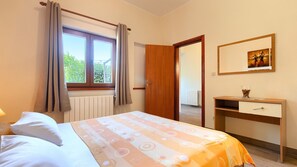 3 slaapkamers, een strijkplank/strijkijzer, gratis wifi, beddengoed