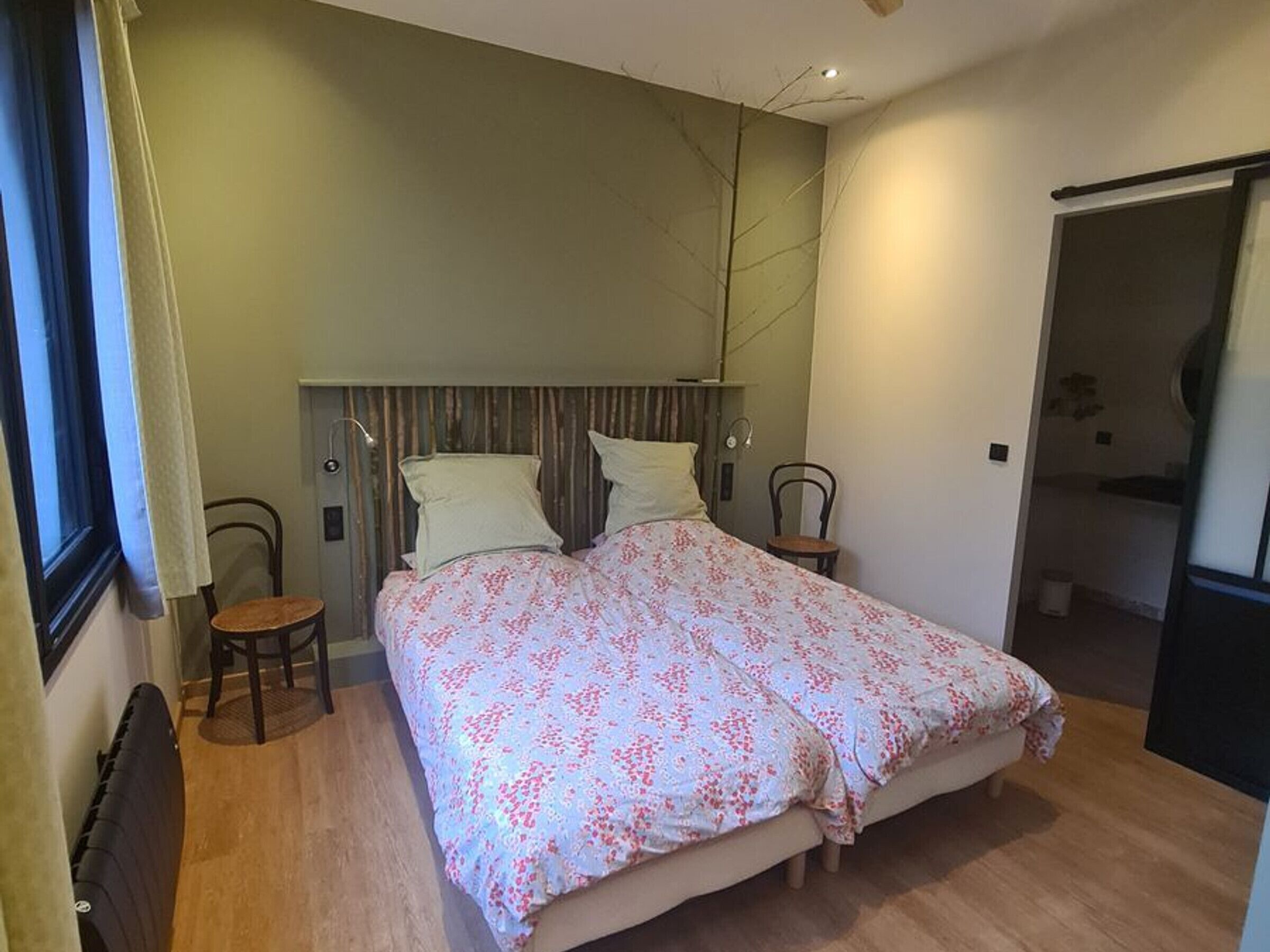 1 bedroom, bed sheets