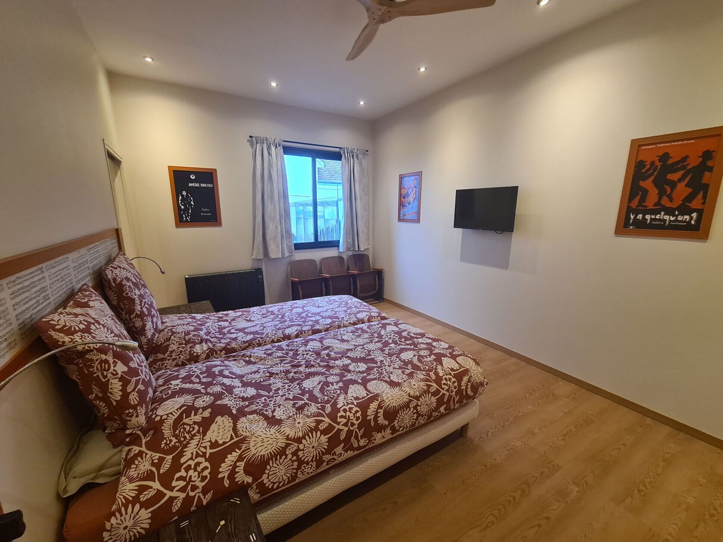 1 bedroom, bed sheets