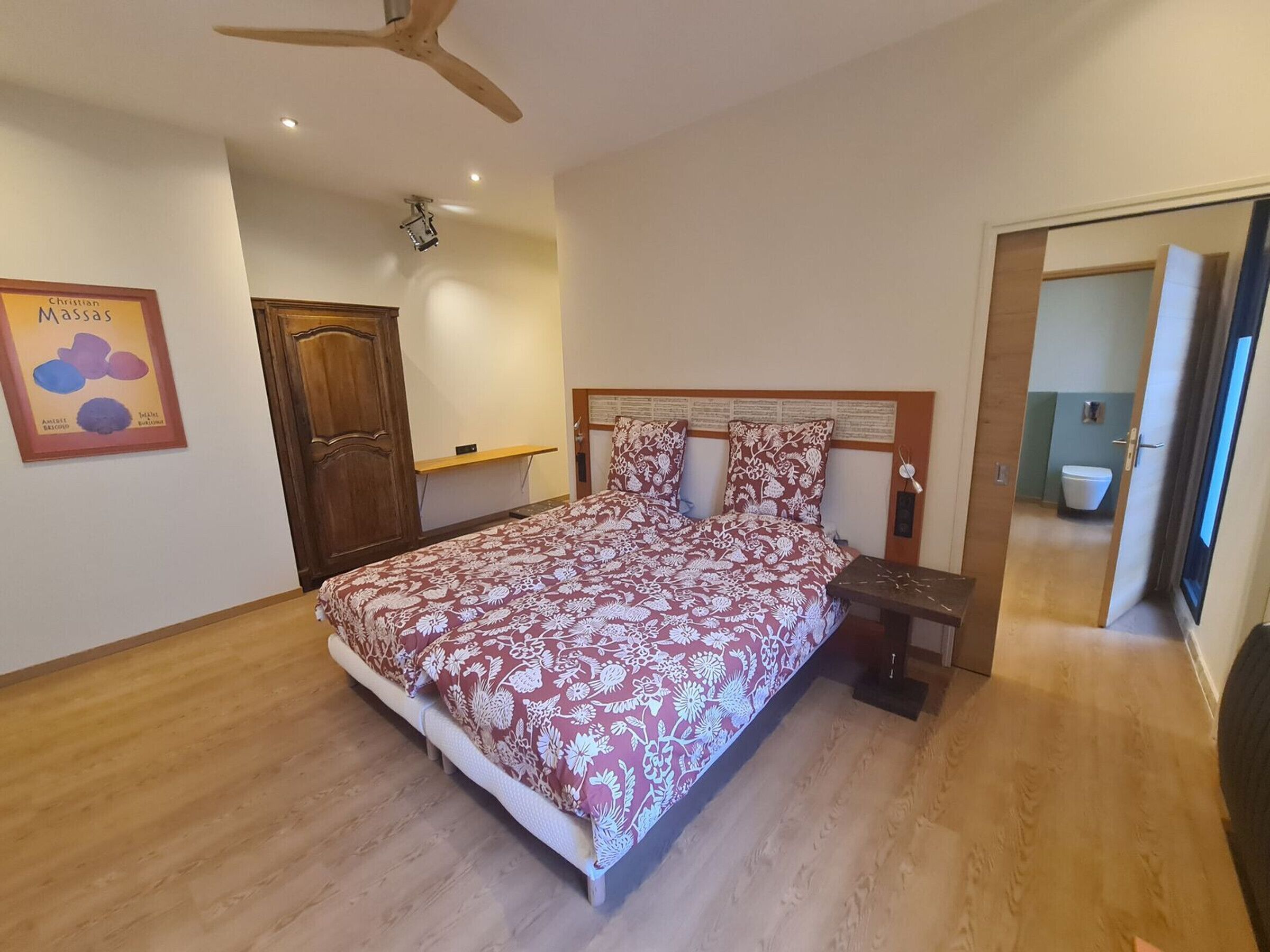 1 bedroom, bed sheets