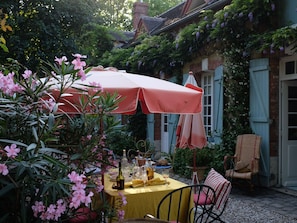 Outdoor dining - Spacious room, private entrance, pets allowed, WiFi (Presnoy)