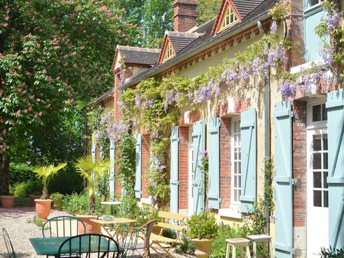 Spacious room, private entrance, pets allowed, WiFi