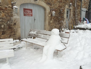 A stone building with a sign reading "la Maison sous les Etoiles Maison d'hôtes". - Peaceful guesthouse with breakfast near the forest (Sembadel)