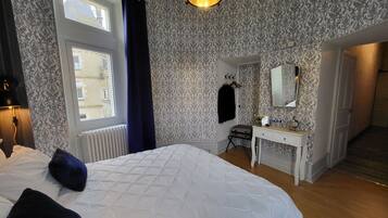 1 bedroom, desk, bed sheets