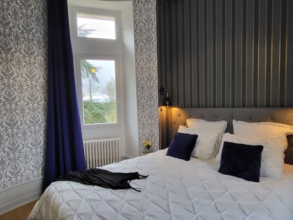 1 bedroom, desk, bed sheets