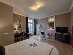 1 habitación, escritorio y ropa de cama 