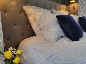 1 habitación, escritorio y ropa de cama