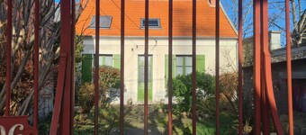 Cozy room with sitting area and breakfast included