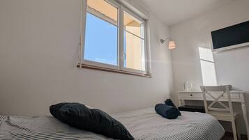 1 bedroom, bed sheets