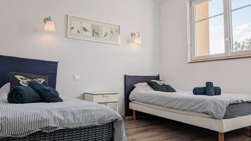 1 bedroom, bed sheets