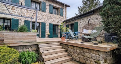 Séjournez en Ferme avec Piscine, Tennis, Chevaux et Parking Sécurisé