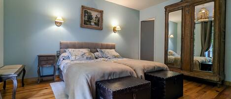 1 bedroom, bed sheets