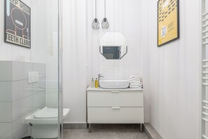 Estudi urbà | Bany | Dutxa, tovalloles, sabó i xampú 