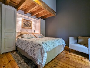 1 bedroom, bed sheets