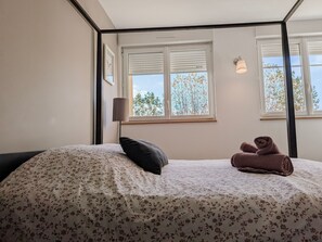 1 bedroom, bed sheets - Gourmet stay with parking included, near Beauval Zoo (Fontguenand)