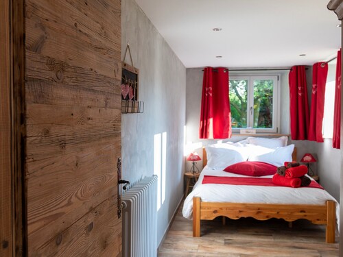 Jonquille Room with private entrance and pets allowed