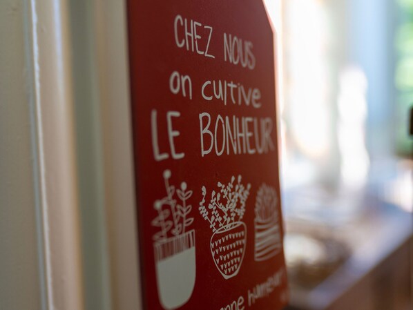 A red sign with white text and illustrations of plants and a fruit basket.