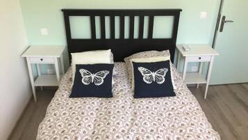 1 bedroom, bed sheets