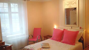 1 bedroom, desk, WiFi, bed sheets