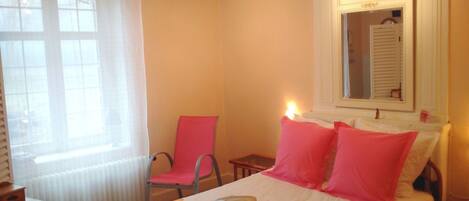 1 bedroom, desk, WiFi, bed sheets