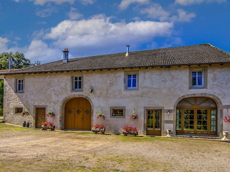 Exterior. Ruby Room: Elegance and Comfort in the Heart of Nature