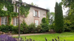 Property grounds - Family suite at Priory with park access and spacious rooms (Aydoilles)