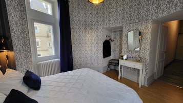 1 bedroom, desk, bed sheets