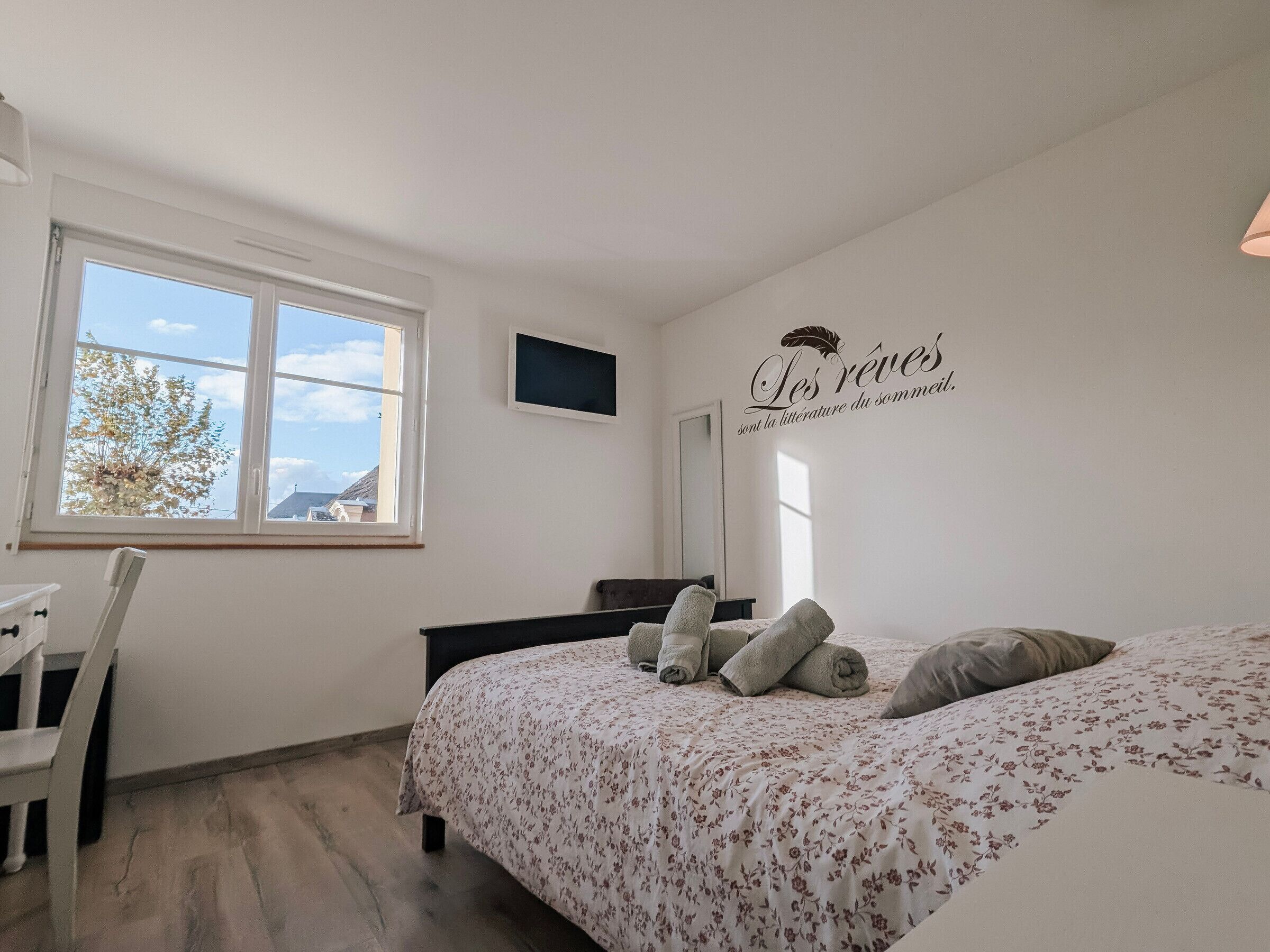1 bedroom, bed sheets