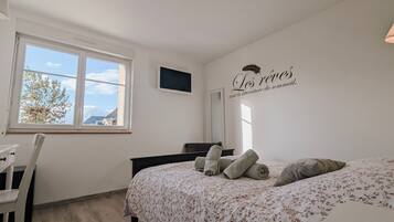 1 bedroom, bed sheets