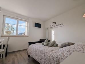1 bedroom, bed sheets