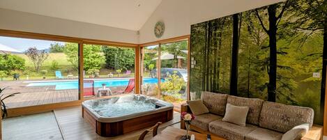 Televisie en een open haard