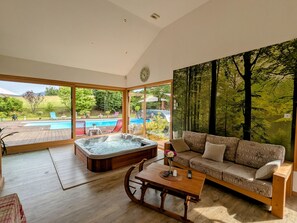 TV, fireplace - Spacious room with pool, spa, and hammam (Anould)