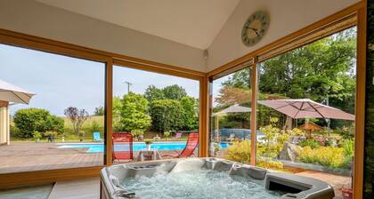 Spacious room with pool, spa, and hammam