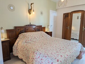 1 bedroom, bed sheets